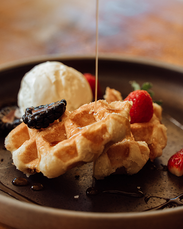 sidewalk cafe airlie beach